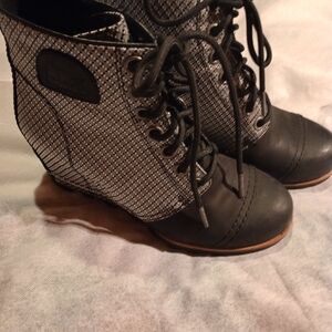 Sorel Black and White Lace-Up Ankle Booties - Great Condition